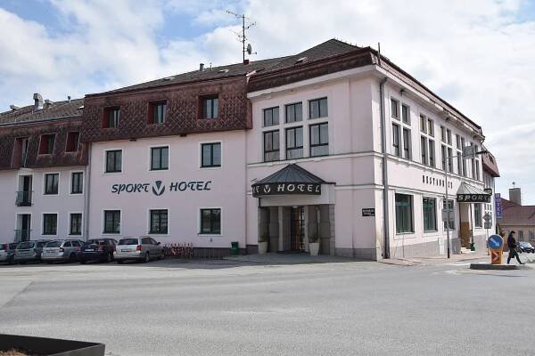 Nevítaný host hrotovického hotelu: na toaletě se ubytovalo mládě divočáka