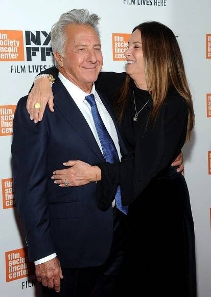 To je aspoň propagace! Dustin Hoffman se na filmovém festivalu nechal zlíbat od své o 17 let mladší ženy Lisy