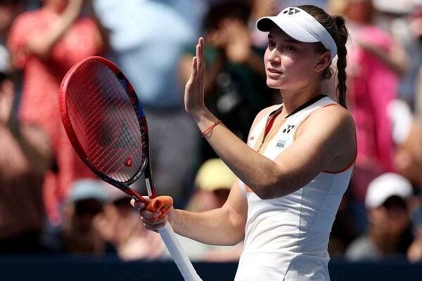 Šlágr skončil debaklem. Rybakinová zničila Raducanuovou a je poprvé v osmifinále US Open