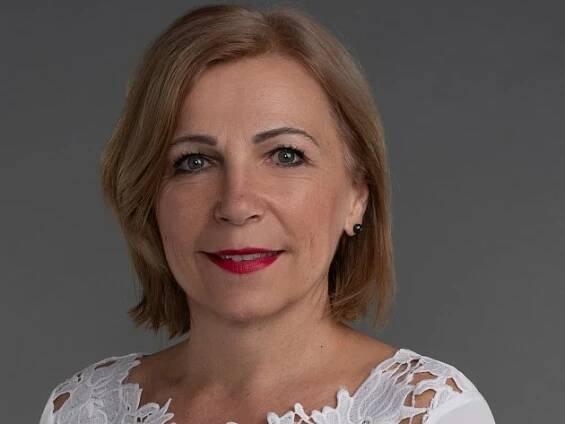 Eliška Olšáková (STAN) 53, Valašské Klobouky, starostka města Valašské Klobouky a vedoucí pracovnice vedoucí správy