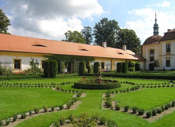 Soubor:Jemniště Chateau, French garden 2.jpg