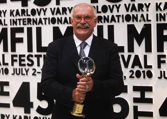Putinův režisér Michalkov papouškuje lži: Ukrajina vypouští smrtící ptáky. Varům to nevadí? ptá se ambasáda