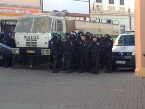 Policisté připraveni k zásahu - GALERIE - Radikálové v Litvínově a v Janově (3/15)
