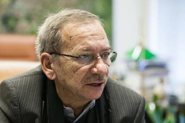 Kubera? Hampl? Horník? Šéf Senátu může být ve středu kdokoliv z nich. Nebo také nikdo