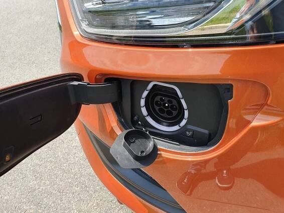 Fotogalerie: Ford Transit Cusotm Plug-In Hybrid - Autobible.cz - Předjedeme vaše představy!