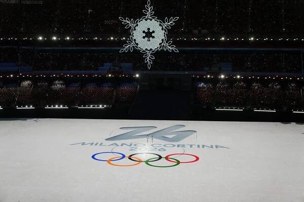 Logo pro Zimní olympijské hry 2026 v Itálii promítané na ledovou plochu při závěrečném ceremoniálu ZOH v Pekingu