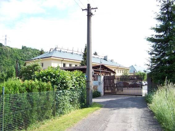 Soubor:Strnady, výzkumný ústav, od osady.jpg
