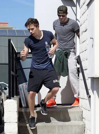 Patnáctiletý Brooklyn Beckham chodí se slavným tátou posilovat: Už se z něj klube chlap!