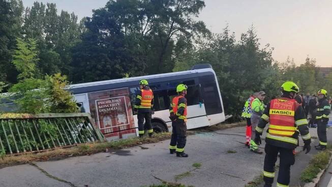 Autobus se v Karlových Varech zřítil do kolejiště. Cestující se zranili