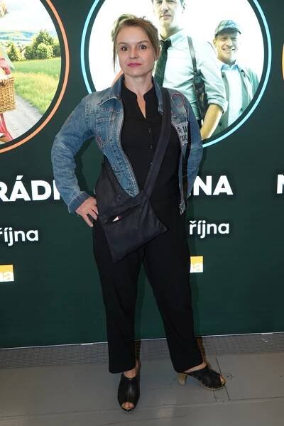 Halka Jeřábek Třešňáková ozvláštnila koženou bundou kompletně černý outfit. 