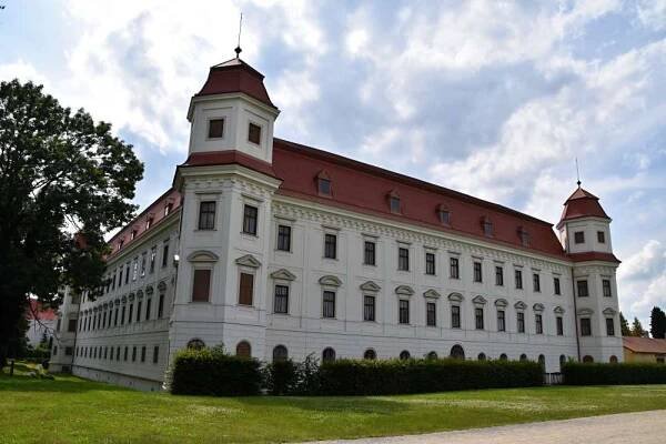 Zámek Holešov: Odhalte tajemné Versailles na Hané roku 1651!