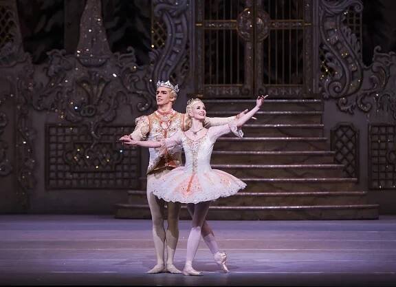The Nutcracker. Lauren Cuthbertson as The Sugar Plum Fairy Federico Bonelli as The Prince %C2%A9 ROH Tristram Kenton 2015 2