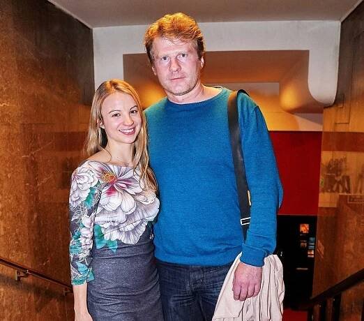 Dvakrát rozvedený herec ukázal novou přítelkyni: Takhle se k pohledné blondýnce tulil na premiéře