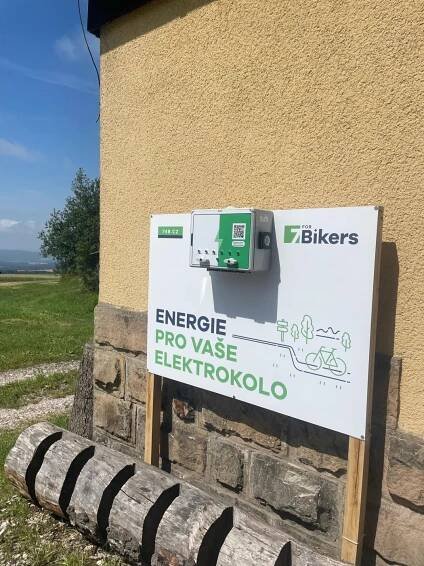 Hořické náměstí i Zvičina. V Podkrkonoší přibývají nabíjecí stanice pro elektrokola | Turistická oblast Podkrkonoší