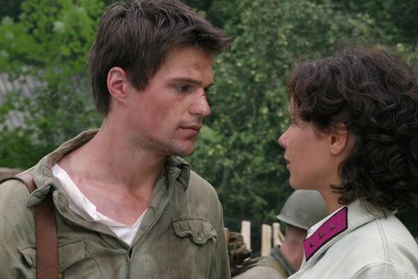 Zpátky na frontě - Z filmu - Danila Kozlovskij, Jekatěrina Klimova