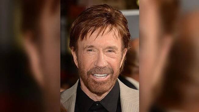 Chuck Norris u Kapitolu s podporovatelem Trumpa? Herec se brání, na fotce, která se stala virálem, je jeho dvojník