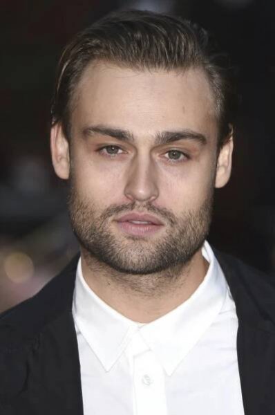 Dámy, plačte: Hollywoodský fešák Douglas Booth se oženil!