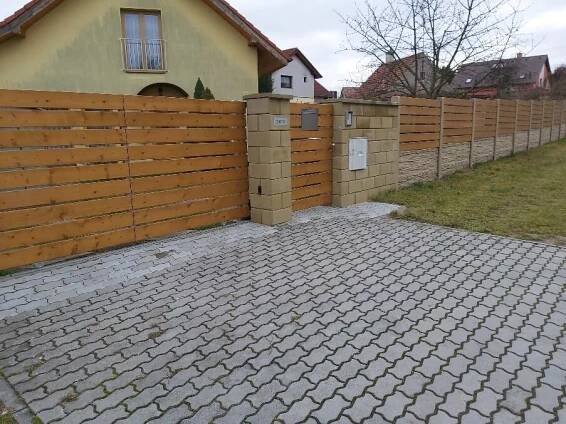 Montáž a stavba plotu – oploceni a operních zdi. Praha a okolí