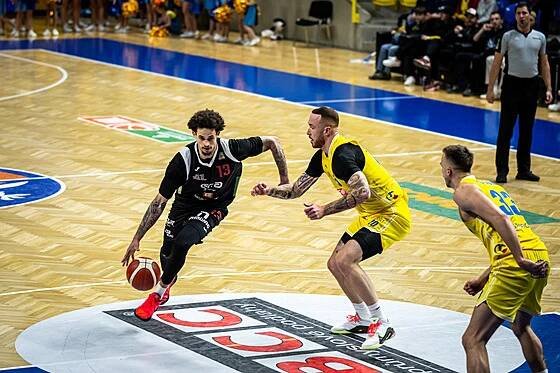 Nymburský basketbalista Christian Bishop proniká opavskou obranou.