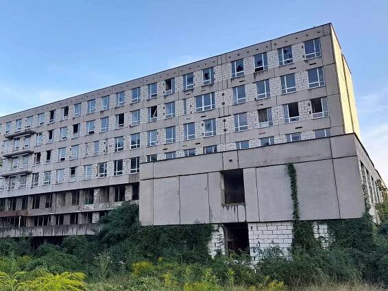 Chystá se demolice nedokončené a nikdy nefunkční železniční polikliniky na Štýřickém nábřeží v Brně.