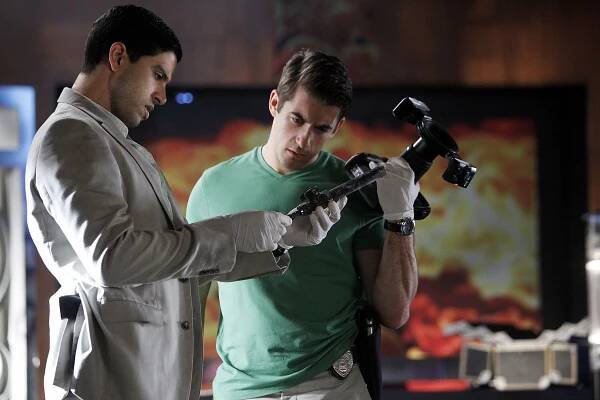 Kriminálka Miami - Nebožtík - Z filmu - Adam Rodriguez, Jonathan Togo