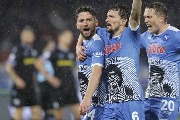 Hráči Neapole uctili památku své legendy speciálními dresy, dvěma trefami rozhodl sváteční utkání Belgičan Dries Mertens (vlevo).