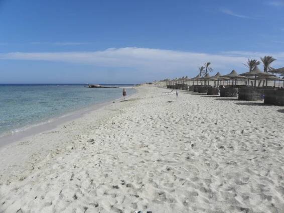 Fotografie - pláž hotelu El Malikia Abu Dabbab, Marsa Alam, Egypt - 05.02.2018