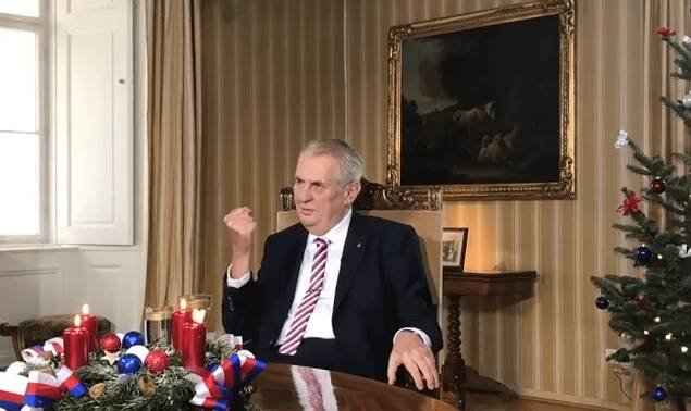 Prezident Miloš Zeman zaťal pět ve svém vánočním projevu (26. prosince 2017).