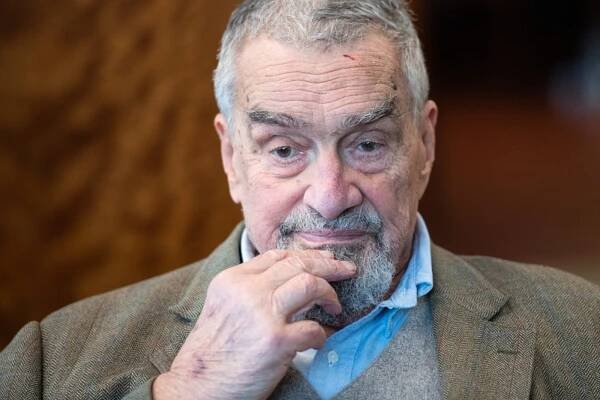 Schwarzenberga letecky převezli do nemocnice ve Vídni. Jeho zdravotní stav se nelepší