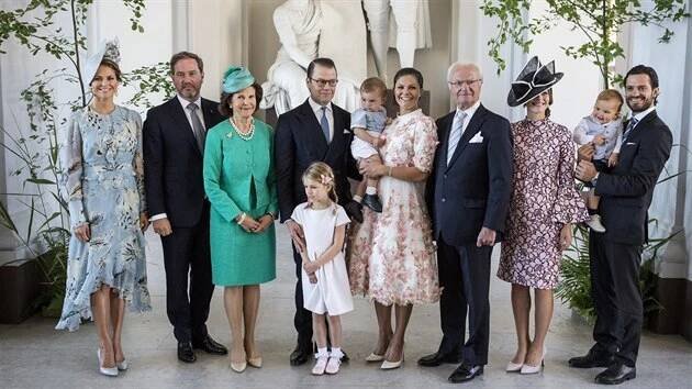 Švédská princezna Madeleine a její manžel Chris O’Neill, královna Silvia, princ Daniel a korunní princezna Victoria s dětmi, král Carl XVI. Gustaf, princezna Sofia a princ Carl Philip se synem (Stockholm, 14. července 2017)