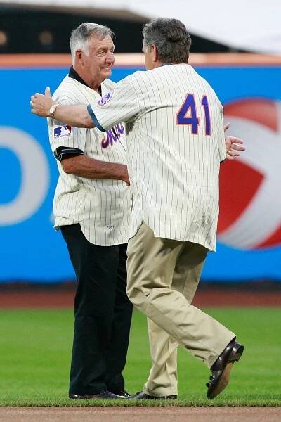 Ron Taylor (l.) shakes hands with Tom Seaver (41) during a ceremony for the 40th anniversary of the Mets' 1969 World Series title.