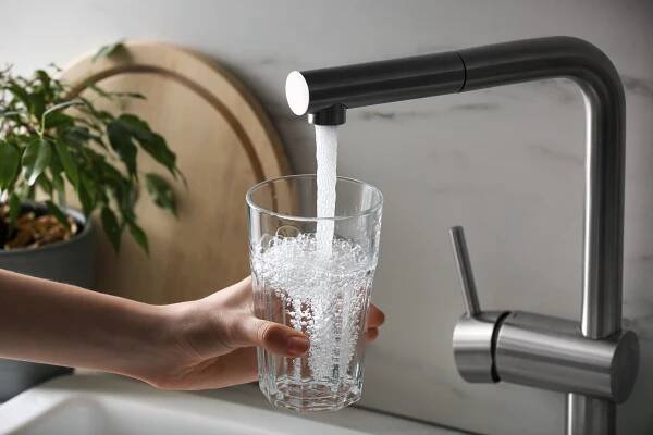 Češi věří kohoutkové. V Praze ji pije 9 z 10 lidí, většina bez filtru