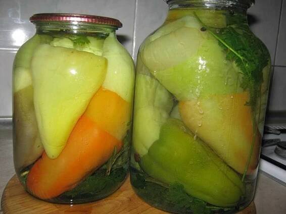 Marinované celé papriky v rajčatech na zimu s česnekem - jednoduchý recept.