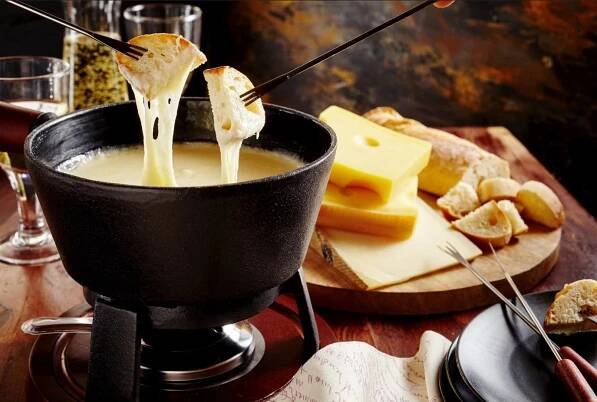 Zapomeňte na gril, výtečně pohostíte své přátelé s fondue. Nevěříte?