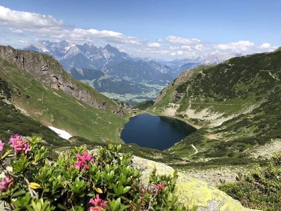Das Wildseeloderhaus un der Wildsee, dahinter die Loferer Steinberge