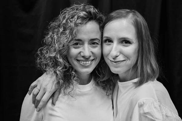 Herečky Kristína Kilo a Réka Derzsi sa pýtali babičiek, aby vedeli zahrať dvojjazyčné divadlo o ženách - Dalito.sk