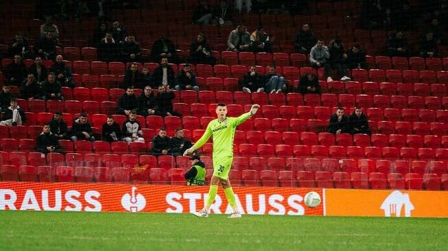 Brankář Viktor Baier na Air Albania Stadium v Tiraně.