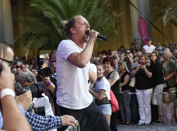 Mareš porušil slib: Objevil se ve Varech kvůli prachům. Festival spěje k závěru mejdany s českou Barbie, Klusem i Balzerovou