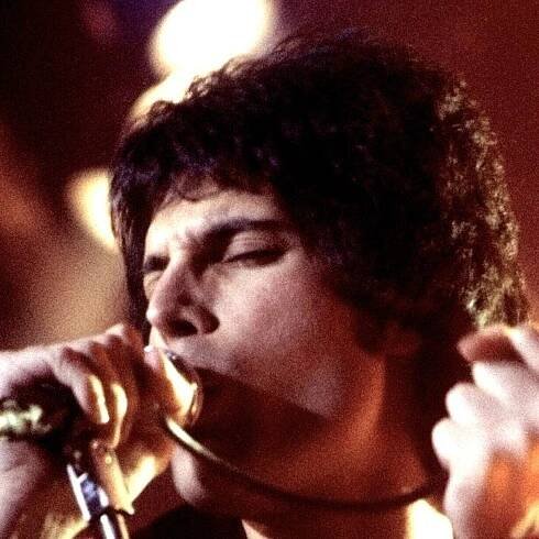 Freddie Mercury světu oznámil, že má AIDS a druhý den zemřel. Jeho ostatky jsou ukryté, ani rodiče neví kde