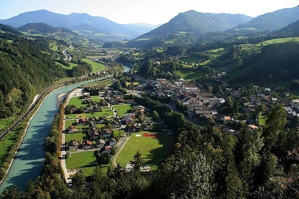 Soubor:Werfen from castle Hohenwerfen.jpg – Wikipedie
