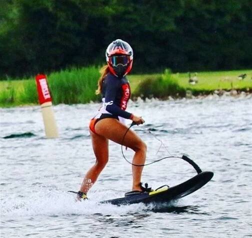 Sexy Češka řádí na jetsurfu a je nejlepší na světě! Jak to má s dotěrnými chlapy? - Expres.cz