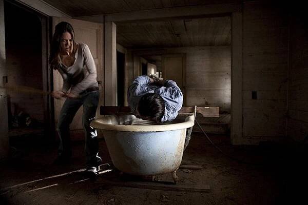 Plivu na váš hrob - Z filmu - Sarah Butler, Rodney Eastman