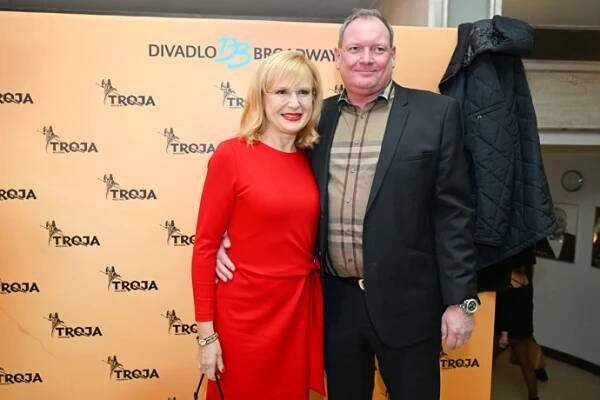 FOTO: Štěpánka Duchková v partnerem na slavnostní premiéře muzikálu Troja. – stránka 38