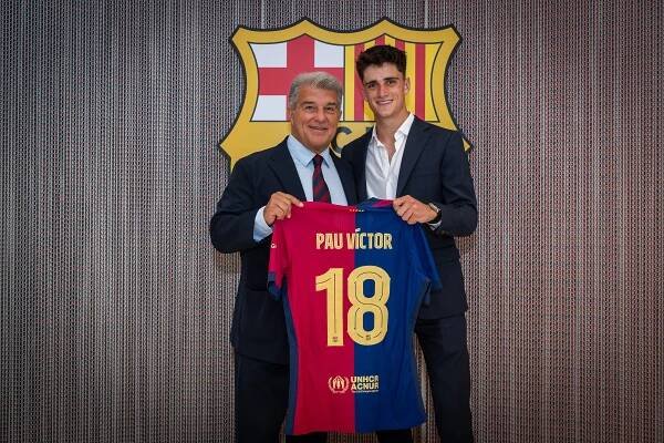 Pau Víctor signs first team contract