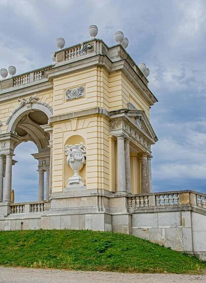 bezplatná Krásně detailní historická Gloriette nacházející se v malebných zahradách zámku Schönbrunn ve Vídni v Rakousku. Základová fotografie