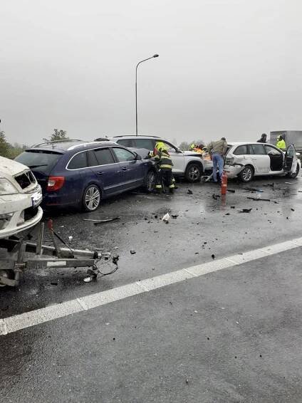 Nehody na okraji Prahy: převrácený kamion a hromadná srážka pěti aut