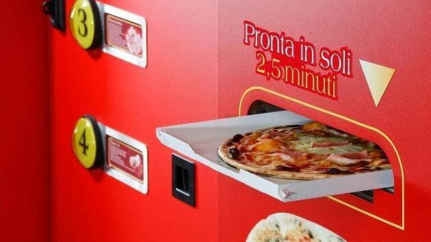 Česko má první automaty na pizzu, upečená je do tří minut