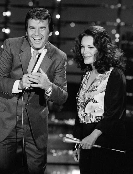 Dick Clark, Moderator von American Bandstand, tritt zusammen mit Connie Francis während der Aufzeichnung der Show in Los Angeles auf.