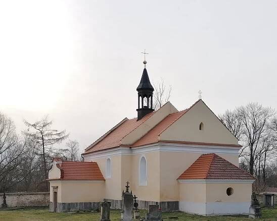 Velvary, kostel Všech svatých, Malovary / pohled na kostel