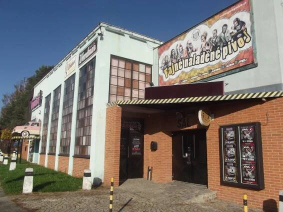 Retro hotel Garage z bývalé jídelny závodní kuchyně Masokombinátu Martinov